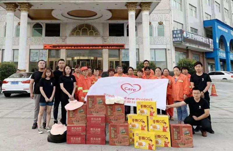 獵鷹關(guān)愛計劃 | 慰問高溫下的城市美容師！